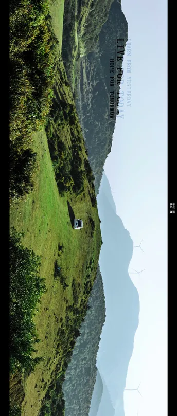 一个小船在有绿山和背景的山水的水域中