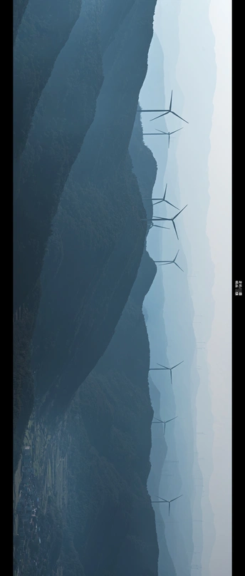 一组风车在水面上的天空中飞舞。