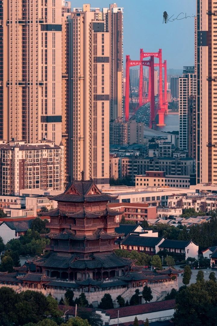 归元寺与鹦鹉洲大桥