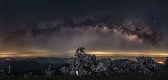 夜晚的山上星空与云朵