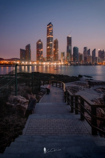 暮色中的城市 天线上耸立着摩天大楼