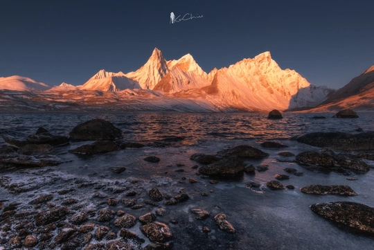 夕阳下的雪山与飞机