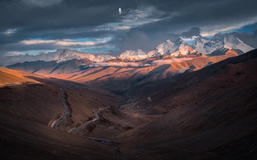 夕阳下的山谷和山脉景观