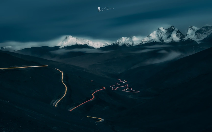 夜晚的山间公路上有云