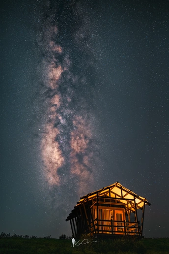 夜晚的帐篷 天空中繁星闪烁 星系在天空中。