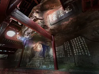 寺庙内部光线昏暗的房间