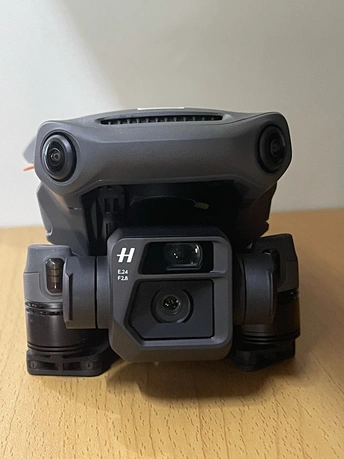 一个小相机 带有一个小镜头