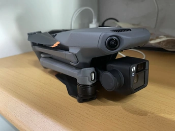 木桌子上的相机特写