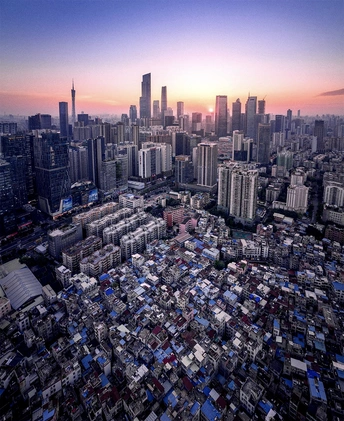 夕阳西下时 一座大城市的天际线 高耸的建筑物