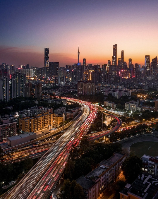 夕阳或黄昏时分的城市 建筑物灯光和交通的景象