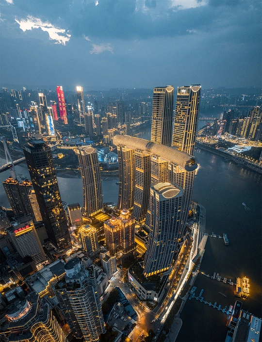 夜晚被高耸建筑照亮的大型城市