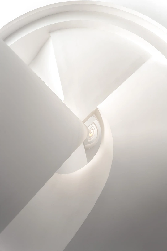 一个带有白色背景的白色螺旋楼梯