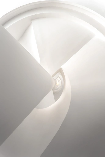 一个带有白色背景的白色螺旋楼梯