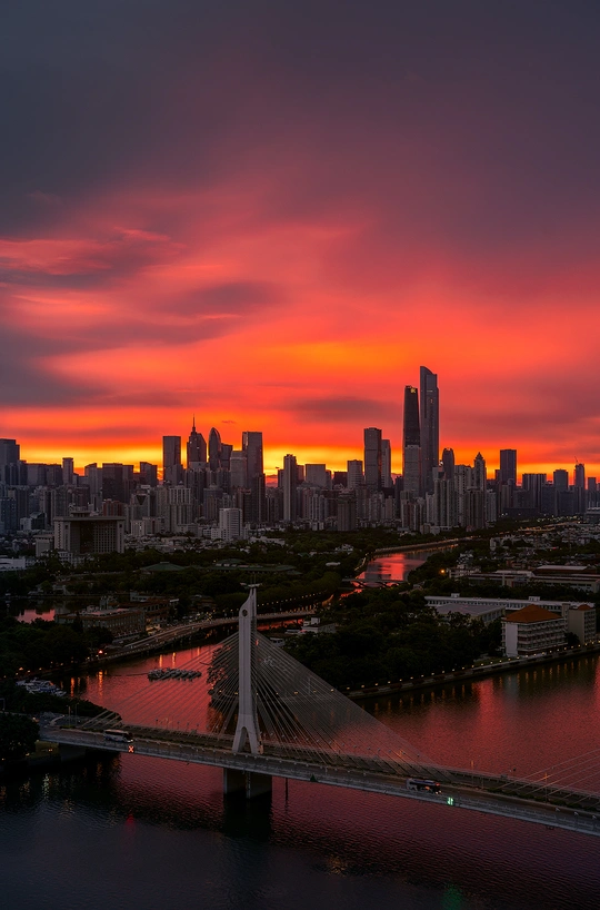 当太阳落山时 城市和天际线上出现了一片红霞。