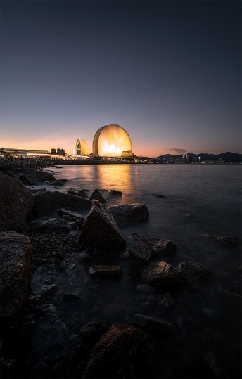夜晚被水体和背景中的圆顶照亮的城市