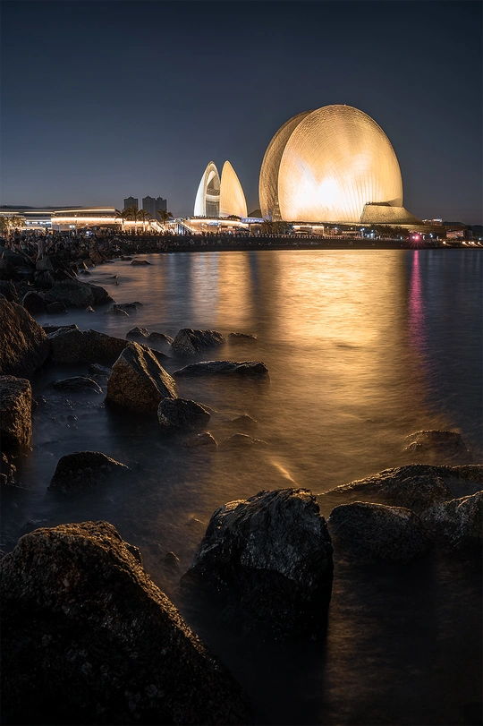 夜晚被岩石点缀的城市