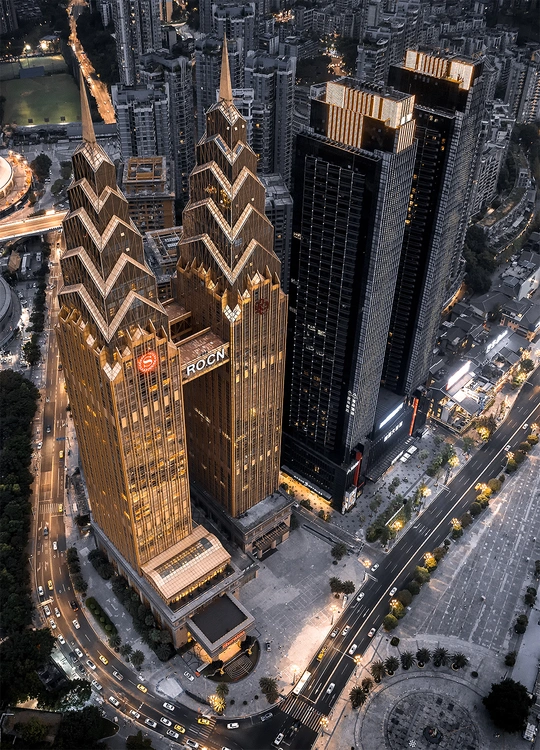 从高楼的顶部拍摄的夜晚照片