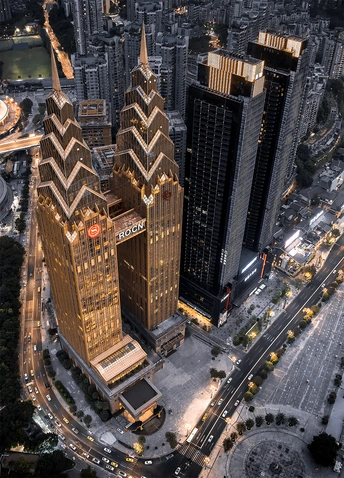 从高楼的顶部拍摄的夜晚照片