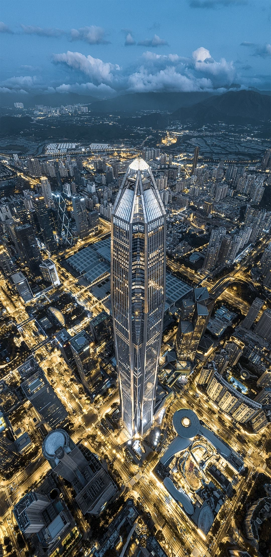 照片是夜晚的城市从高塔顶部拍摄的。