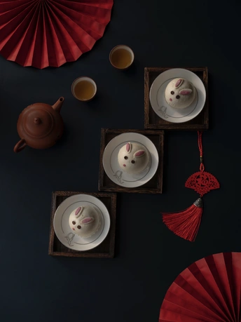 一张带有白色盘子、小碟子和茶杯的桌子