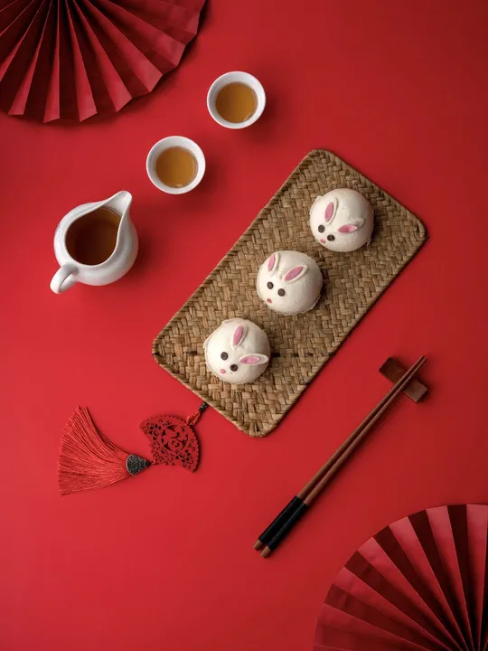 一个带有茶杯和鸡蛋的红色桌子