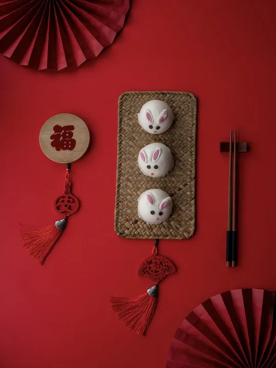 一个带红色墙壁和红色装饰的房间