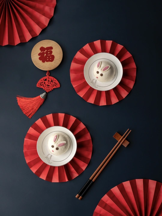 红色盘子和白色盘子拼成的桌子