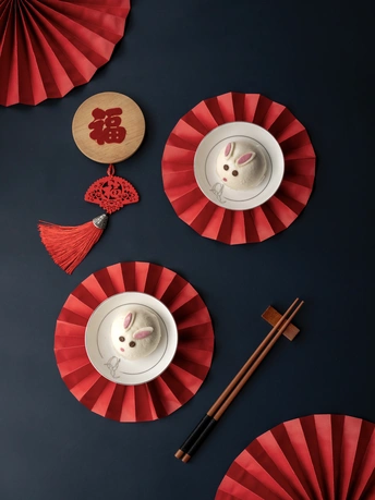 红色盘子和白色盘子拼成的桌子