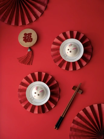 红色墙壁上有白色盘子和蜡烛