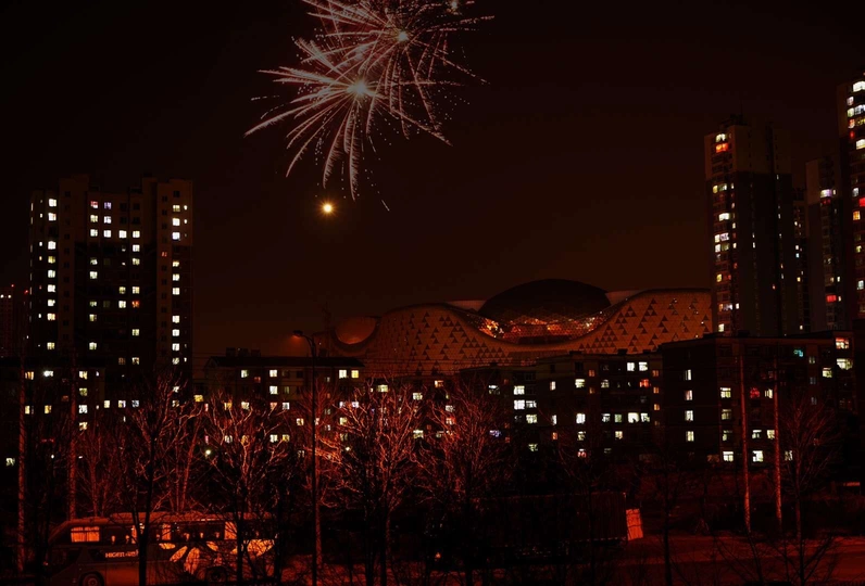 夜晚的城市 高耸的建筑物和天空中的烟花