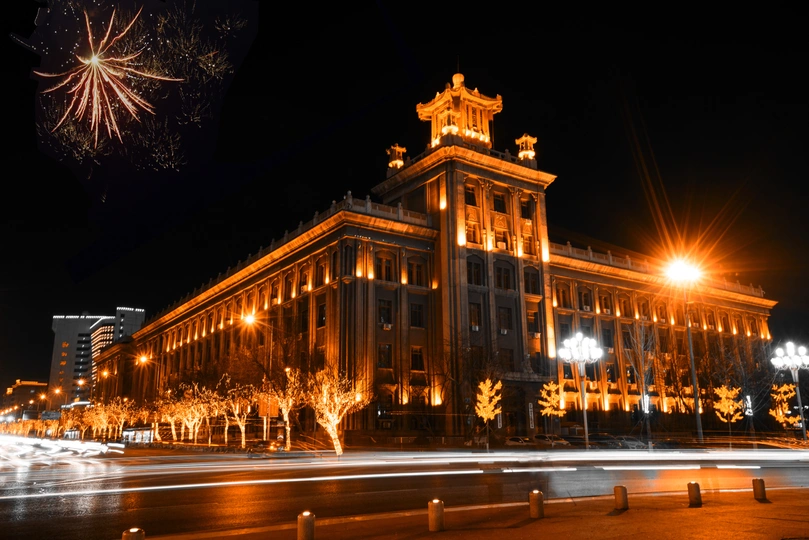 夜晚照亮钟楼的大楼