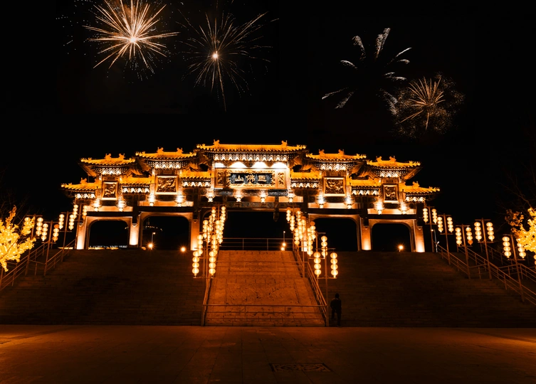 夜晚被烟花点亮的寺庙和桥