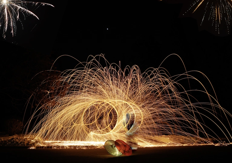 夜间的天空中一团火球