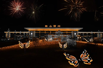 夜晚的火车站入口 天空中烟花绽放。