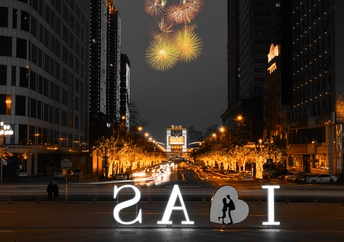 夜晚的城市街道 有标志和天空中有烟花