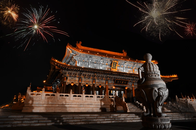 夜晚的寺庙 天空中烟花