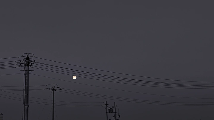 远处的月