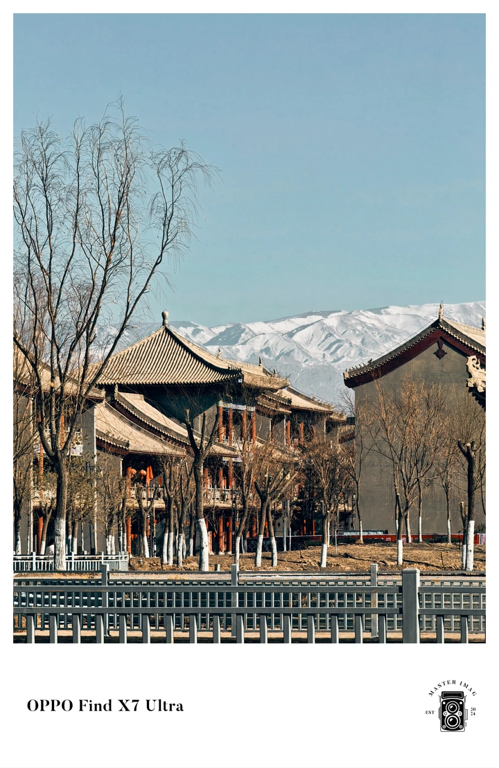 雪山下的城