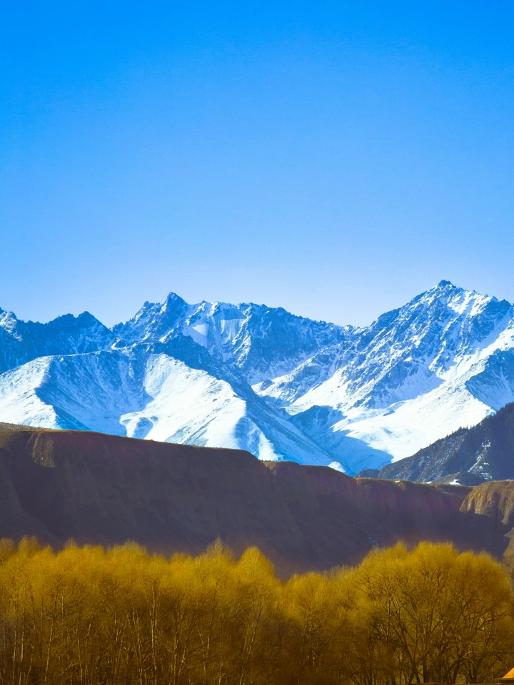 窗外的山