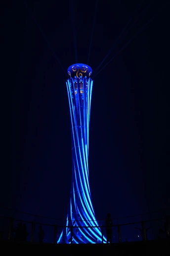 一座塔在夜晚亮起了蓝色的灯光