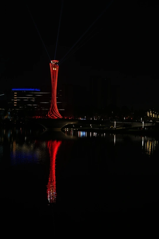 夜晚水面上的一座桥亮起了红灯