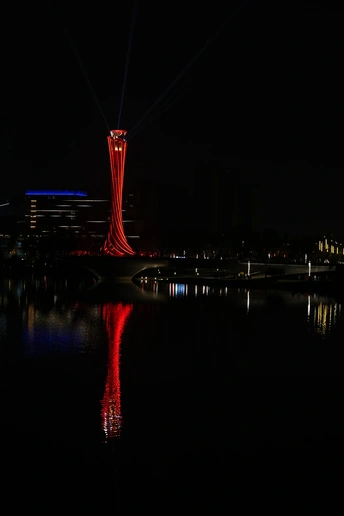 夜晚水面上的一座桥亮起了红灯