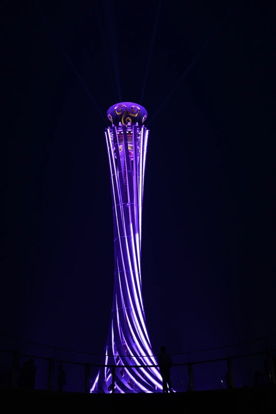 一座塔在夜晚亮起了紫光
