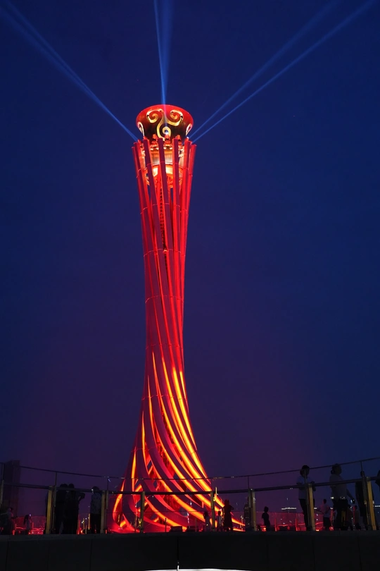 一座塔在夜里亮了起来