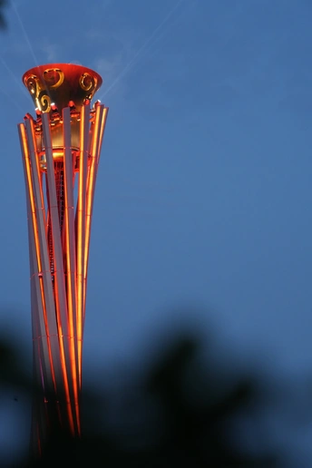 黄昏时 一座塔在蓝天的映衬下亮起了红灯