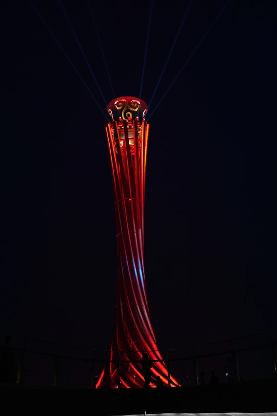 一座塔在晚上亮起了红灯