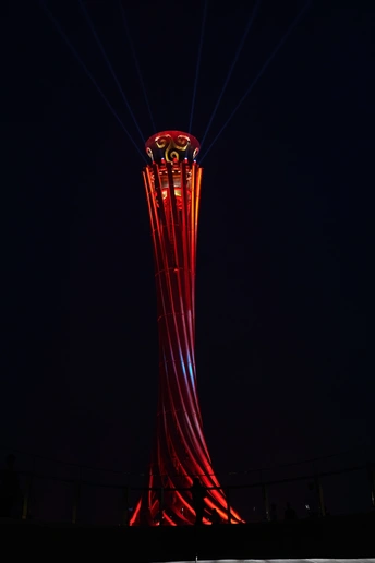 一座塔在晚上亮起了红灯