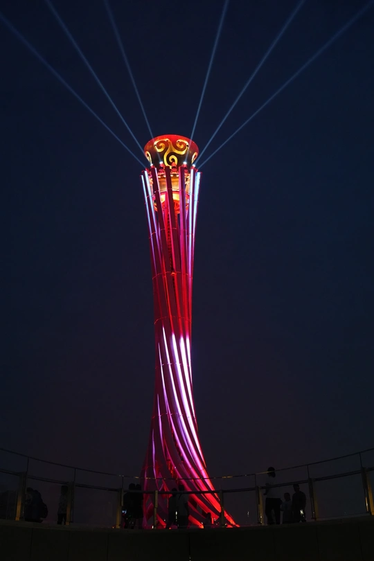 一座塔在夜里亮了起来