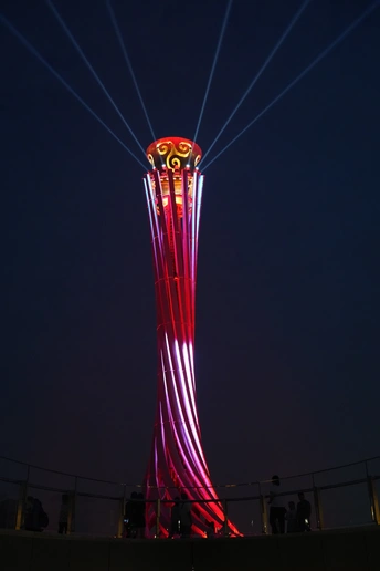 一座塔在夜里亮了起来