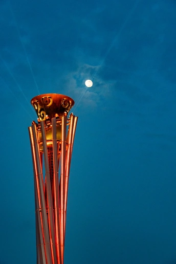 蓝天上有满月的塔
